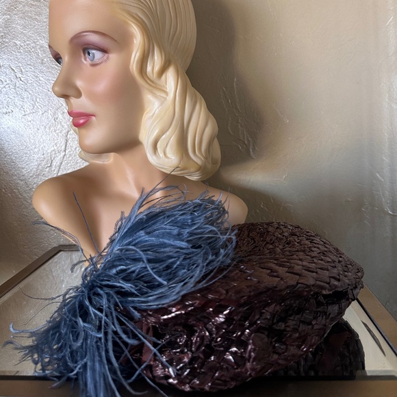 STUNNING 1940S' BROWN STRAW BERET WITH BLUE OSTRICH FEATHERS - Picture 11 of 12